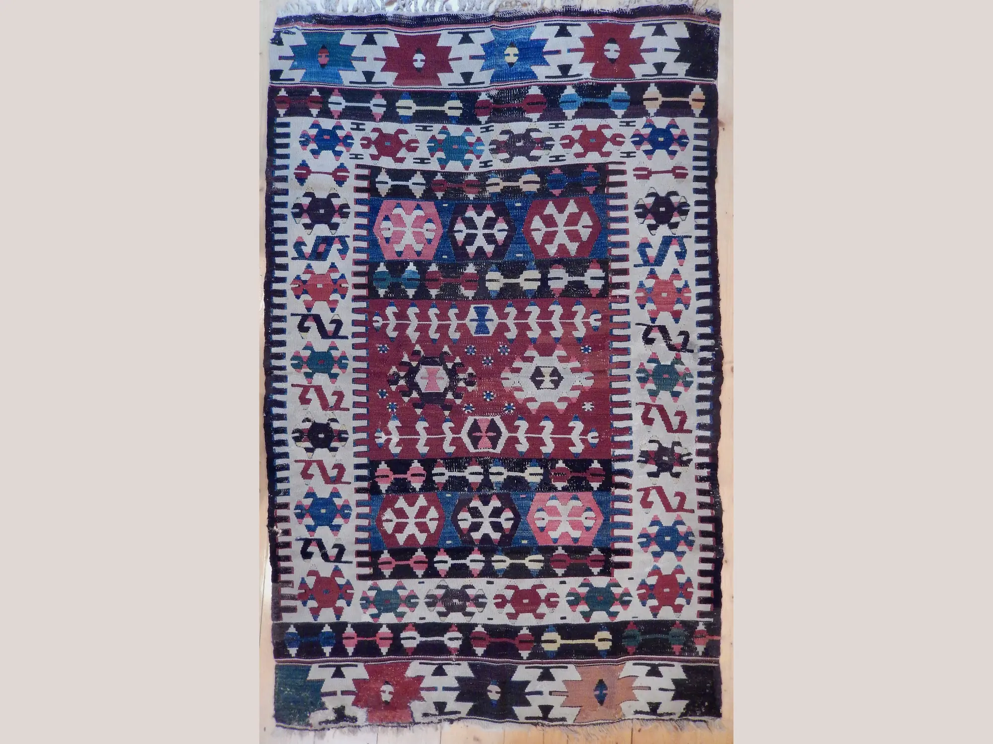 El dokuması antika halı ve kilim